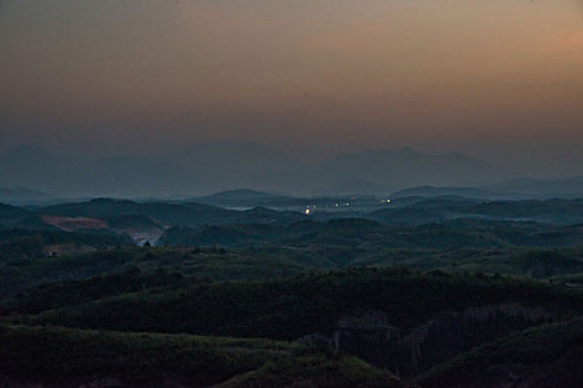 山,丹霞,群山,山脉,黄昏,红光,坡顶,驴友,旅行,地质公园,丹霞地貌,灌木,树,草,水潭,素材,平面设计