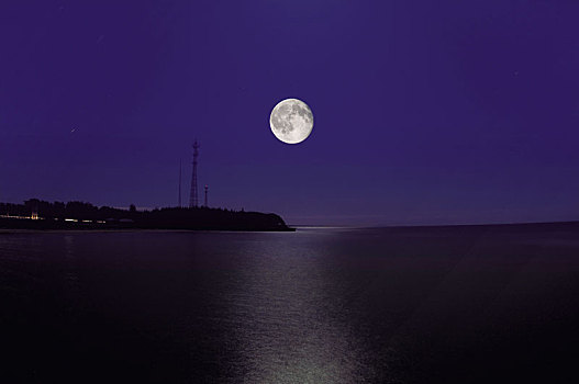十五的月亮映照兴凯湖