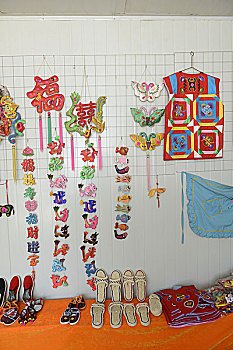 城关镇柳池村妇女制作的手工十二生肖布偶和鞋等等,陕西咸阳干县
