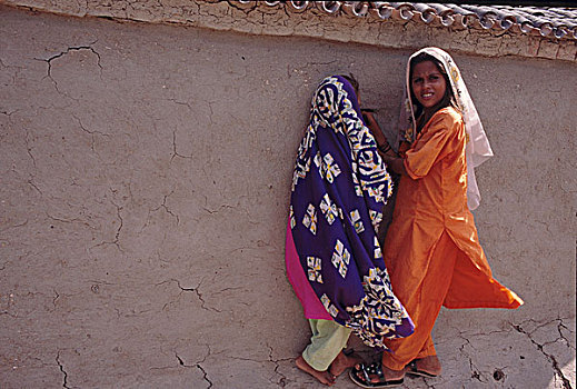 衣服,彩色,服饰,两个,女孩,看,室内,泥,房子,乡村,靠近,区域,信德省,省,巴基斯坦,七月,2005年