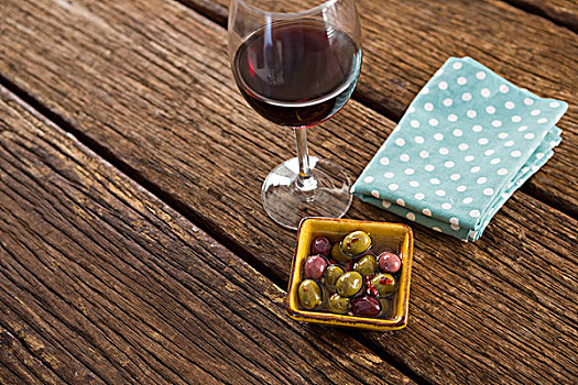 特写,腌制,橄榄,葡萄酒杯,桌上