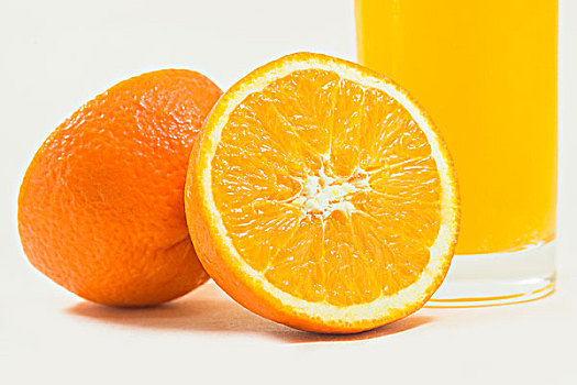 切开的橙子与一杯橙汁