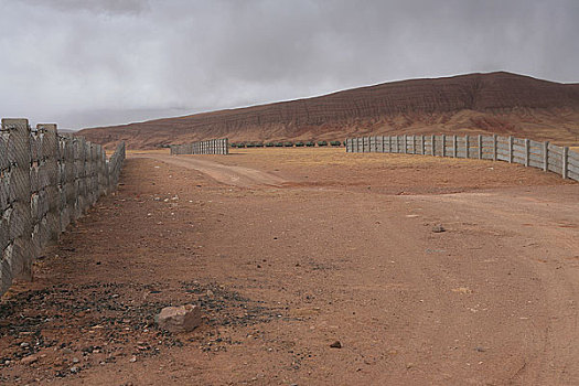 青藏铁路沱沱河段的防沙护栏