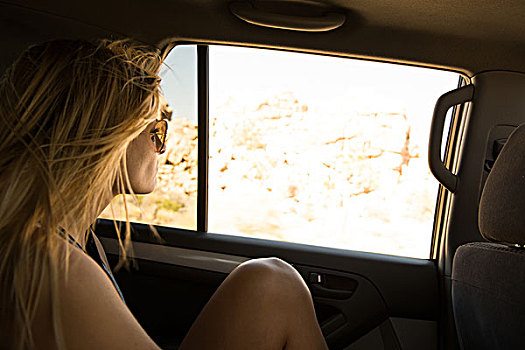 美女,向外看,后座,车窗,约书亚树国家公园,加利福尼亚,美国