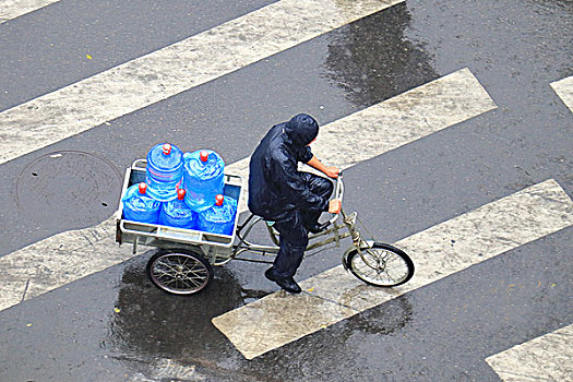 雨中行人