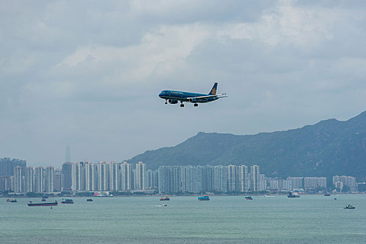 一架越南航空的客机正降落在香港国际机场