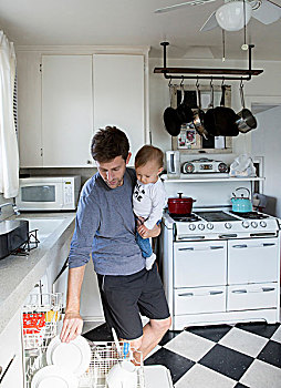 父亲,孩子,儿子,厨房,拿着,放,餐具,洗碗机