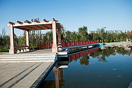 湖边的亭子和桥
