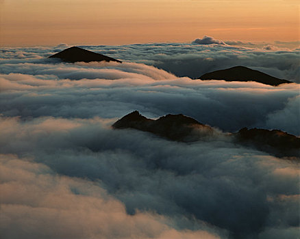 晚间,山峦