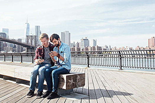 男性,坐,夫妇,河边,布鲁克林大桥,读,纽约,美国