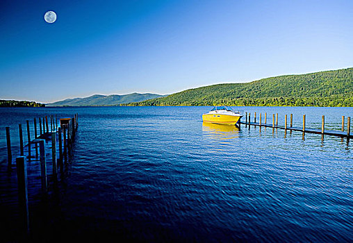 风景,黄色,汽艇,停靠,木,码头,蓝色背景,湖,乔治湖,纽约,山峦,蓝天,月亮,背景