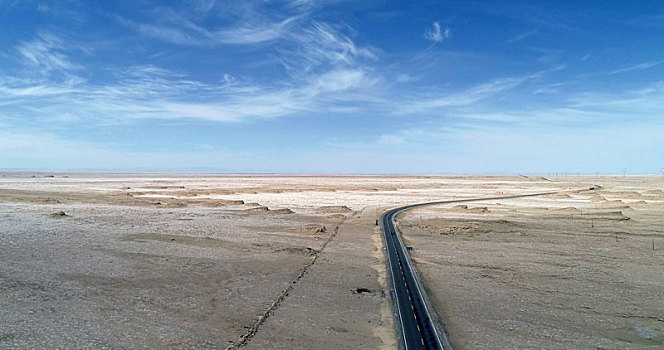 青海格尔木,无垠柴达木盐壳,网红公路g315穿越成风景线