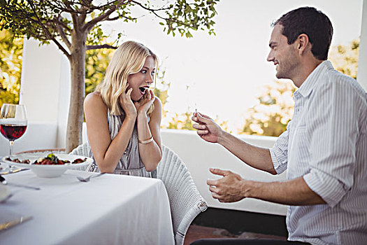 男人,求婚,订婚戒指,吃惊,女人,餐馆