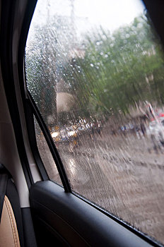 下雨天汽车的左后窗局部特写