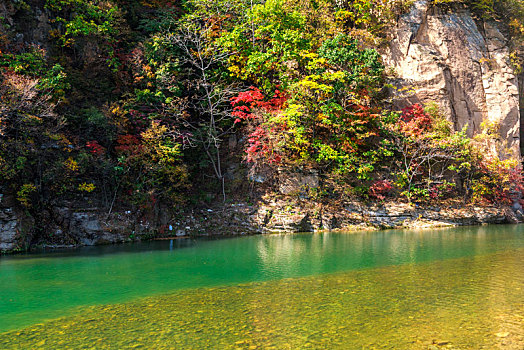 湖泊与悬崖的秋季景观