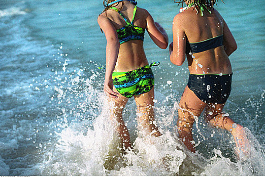 两个女孩,跑,波浪