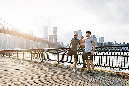 两个,男性,跑,朋友,热身,正面,布鲁克林大桥,纽约,美国