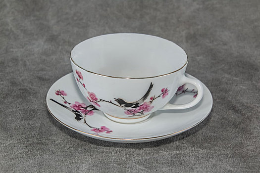 红梅喜鹊陶瓷白釉茶杯特写