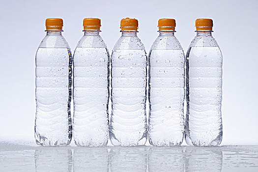 排,五个,满,塑料制品,水,瓶子