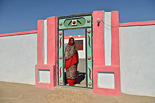 努比亚,女人,特色,鲜明,连衣裙,正面,房子,乡村,尼罗河流域,苏丹,非洲