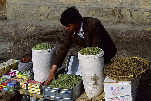 中国,新疆,吐鲁番,车站,食品市场,男人,分类,葡萄干