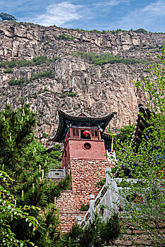 北岳恒山群山中的寺院钟鼓楼
