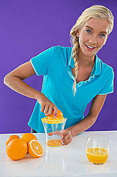 女人,准备,橙汁,榨汁器,紫色,背景,头像