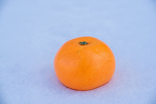 雪地中的橘子