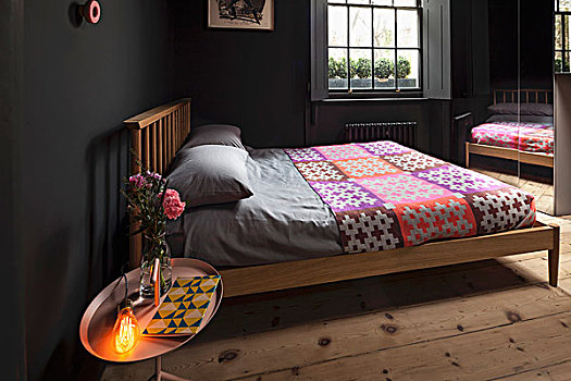 卧室,墙壁,木质,床,彩色,床单,反射,衣柜,照亮,灯,花瓶,玫瑰,托盘,桌子