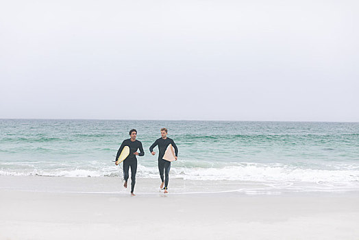 男性,朋友,跑,海滩,拿着,冲浪板