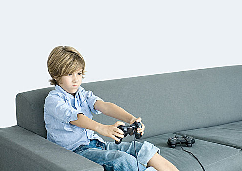 男孩,坐,沙发,玩,电子游戏,愁容