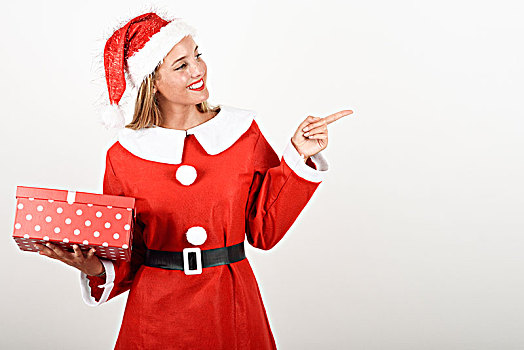 金发女郎,圣诞老人,衣服,微笑,礼盒,美女,蓝眼睛,指向,右边,手指,隔绝,白色背景