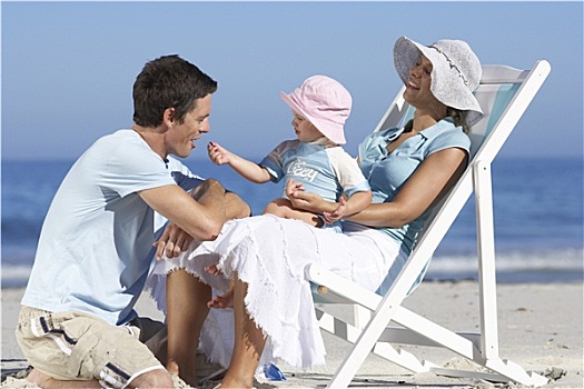 家庭,放松,海滩,女孩,折叠躺椅,戴着,遮阳帽,侧面视角