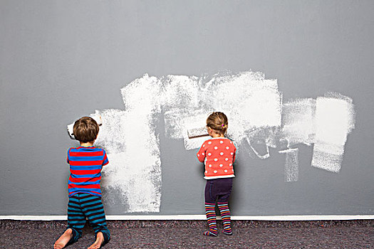 后视图,男孩,幼儿,姐妹,上油漆,墙壁