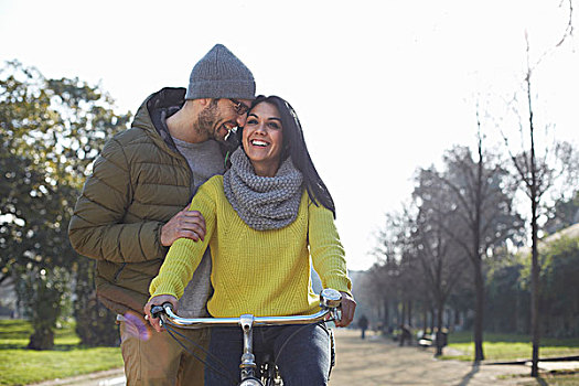 中年,男人,搂抱,微笑,女人,自行车,公园