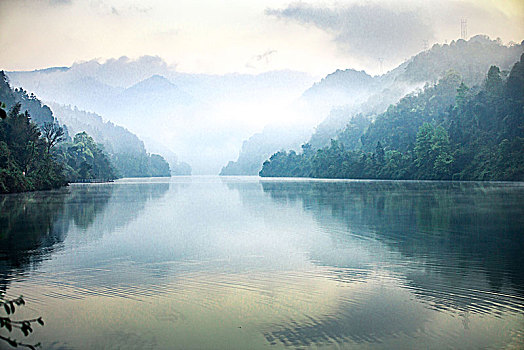 雾锁东江湖