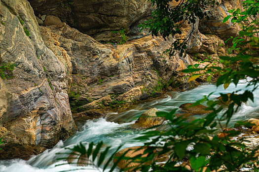 台湾花莲太鲁阁风景区,砂卡礑溪色彩缤纷的岩壁与碧绿的溪流