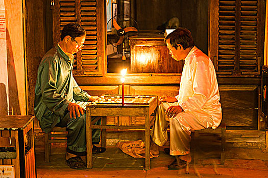 男人,玩,亮光,蜡烛,棋类游戏,老城,会安,越南,亚洲