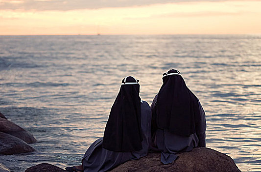 两个,修女,坐,石头,岸边,波罗的海