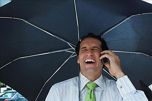 商务人士,交谈,手机,笑,伞