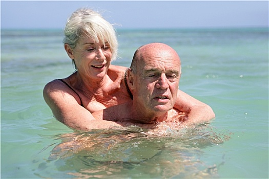 老年,夫妻,游泳,海中
