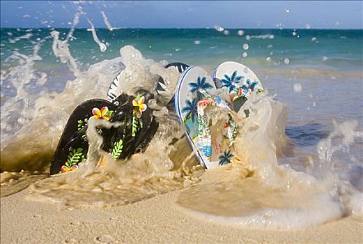 三个,两个,夏威夷,风格,人字拖鞋,困住,沙子,波浪,碰撞