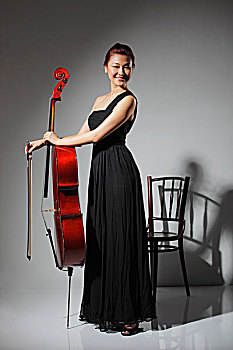 女人,长,黑裙,拿着,大提琴