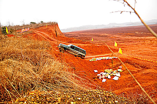 越野车在泥泞的赛道上比赛