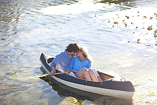 年轻,浪漫,情侣,划艇,河