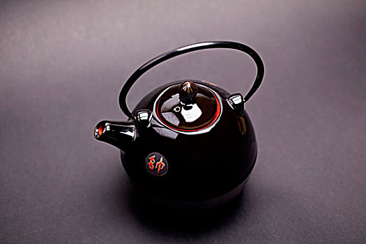 黑色背景下俯视具有中国传统特色的黑釉陶瓷茶壶