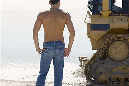 后视图,中年,男人,站立,后面,挖土机,海滩