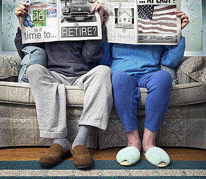 老年,夫妻,坐,并排,读,报纸
