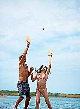 伴侣,玩,水皮球,海滩