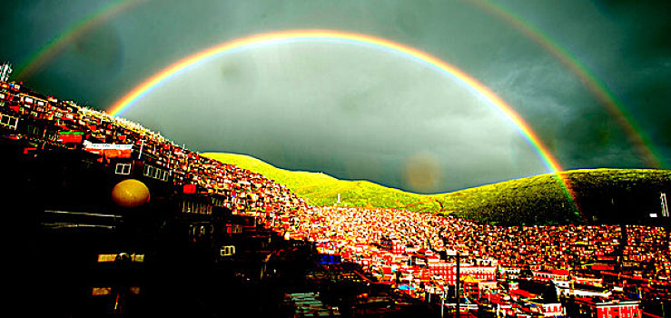 雨后彩虹下的色达佛学院